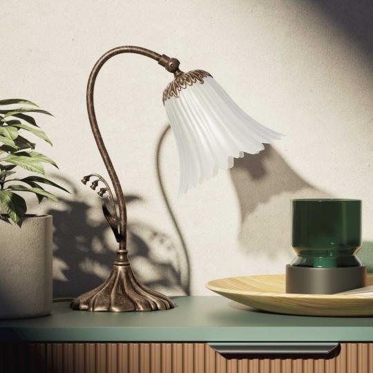 vintage klasicky antik mosadz stolna lampa so sklenenym tienidlom spalna barokovy obciansky ozdobny kvetinovy osvetlenie mediteran.jpg